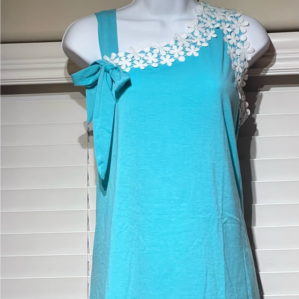 Cute aqua top with embroidered daisies